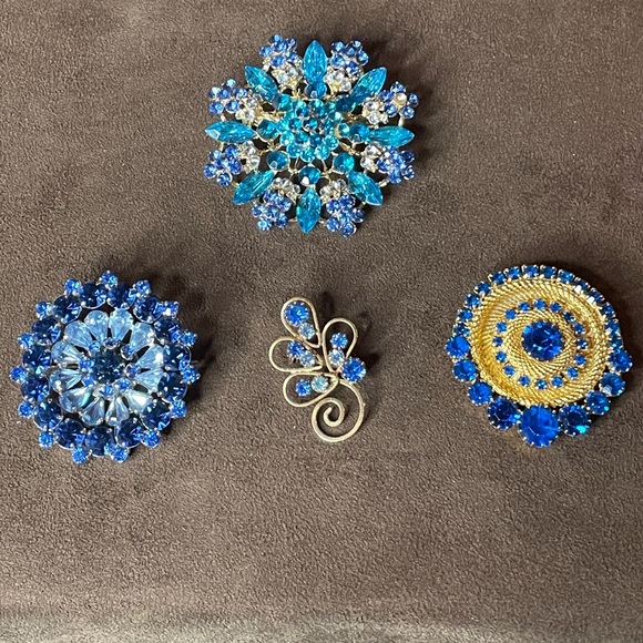 Blue rhinestone brooches (choice of one) - Picture 1 of 8